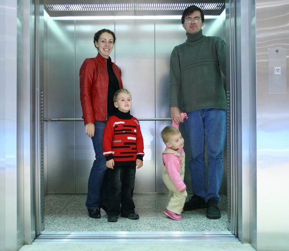 Lý do không nên để trẻ sử dụng thang máy một mình