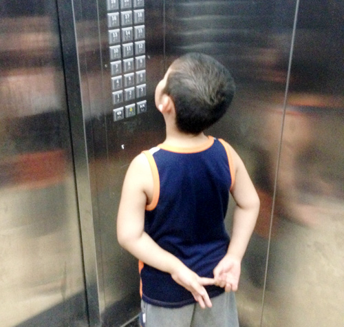 Nguy hiểm nếu trẻ đi thang máy 1 mình