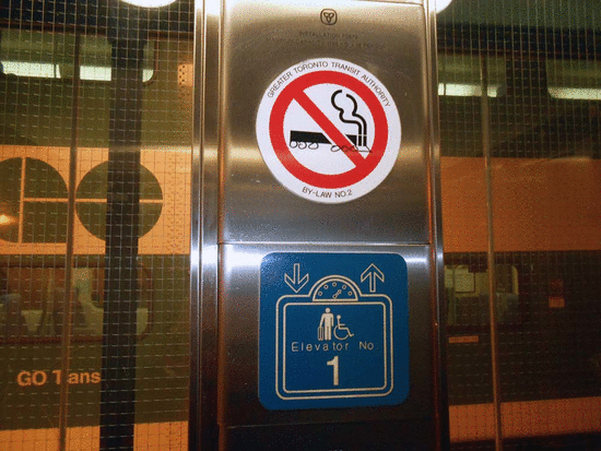Nhắc nhở khi hút thuốc trong thang máy