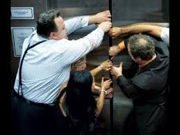 Những hành vi phá hoại thang máy bị phạt nặng