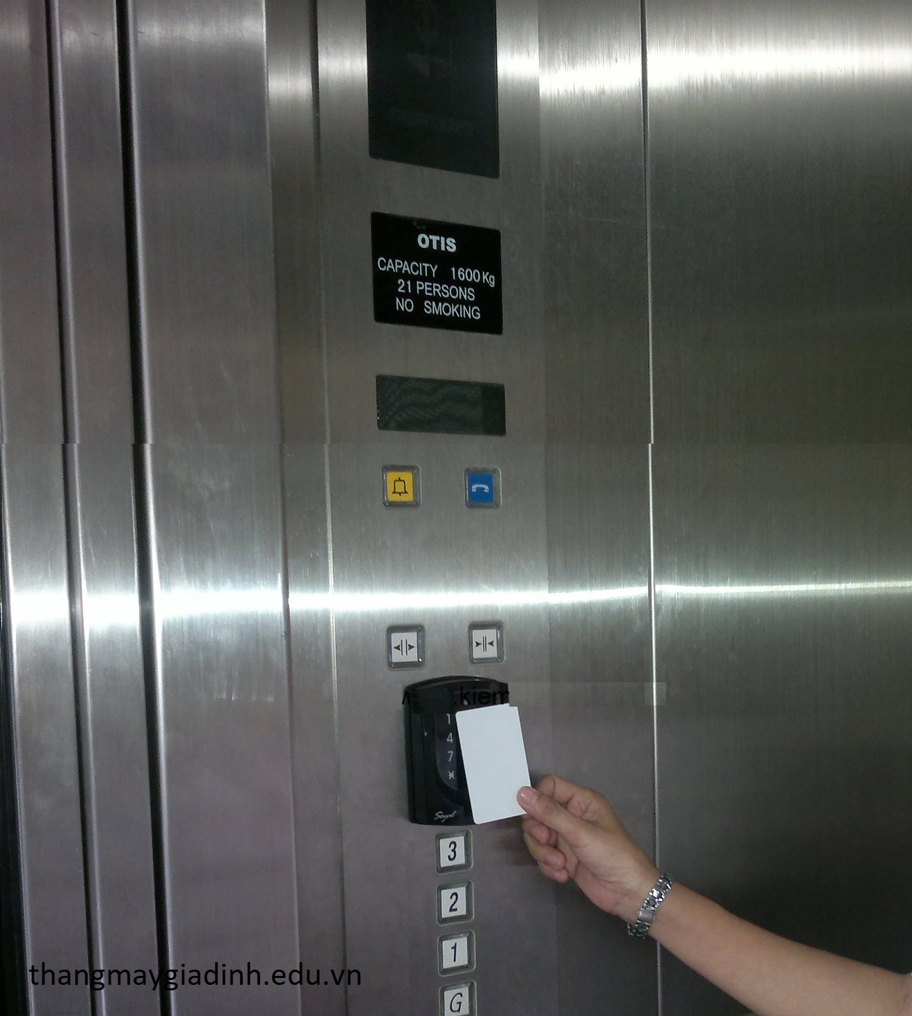 Sử dụng thẻ từ thang máy gia đình