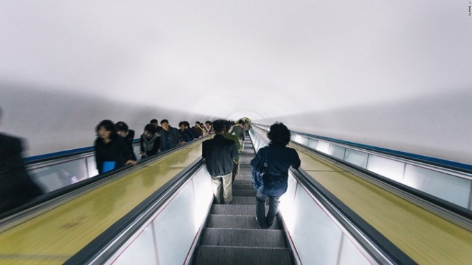 Thang máy xuống ga tàu điện ngầm sâu nhất Trung Quốc