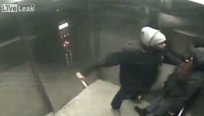 Tình trạng bạo hành xảy ra trong thang máy