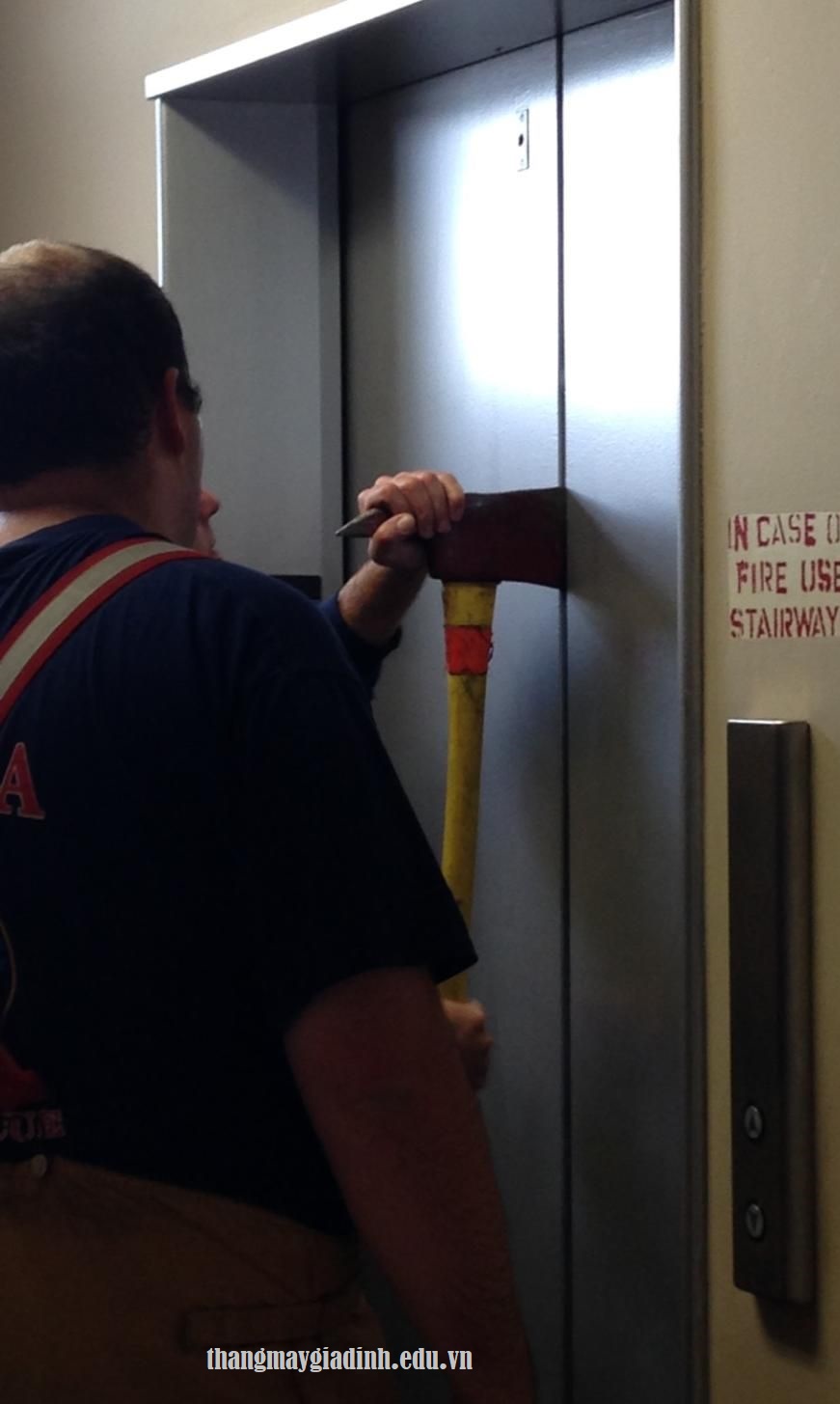 Tư vấn việc nên làm để tránh sự cố thang máy