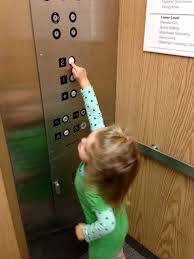 Để trẻ có cách ứng xử tốt khi thang máy gặp sự cố