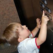 Để trẻ có cách ứng xử tốt khi thang máy gặp sự cố