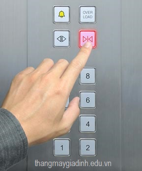 Bảng điều khiển của thang máy