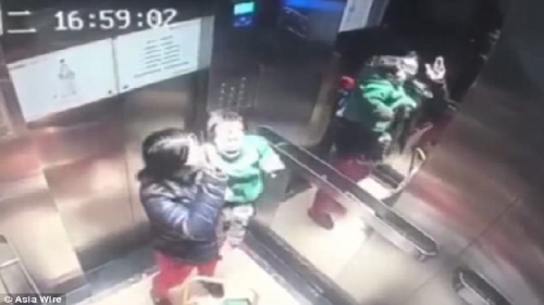 Bạo hành trẻ trong thang máy