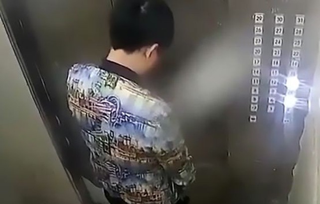 Bị phạt do tiểu bậy ra thang máy
