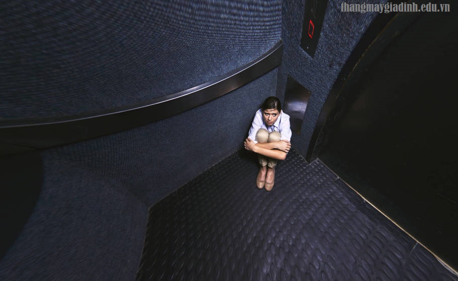 Cách giảm cảm giác sợ hãi khi dùng thang máy