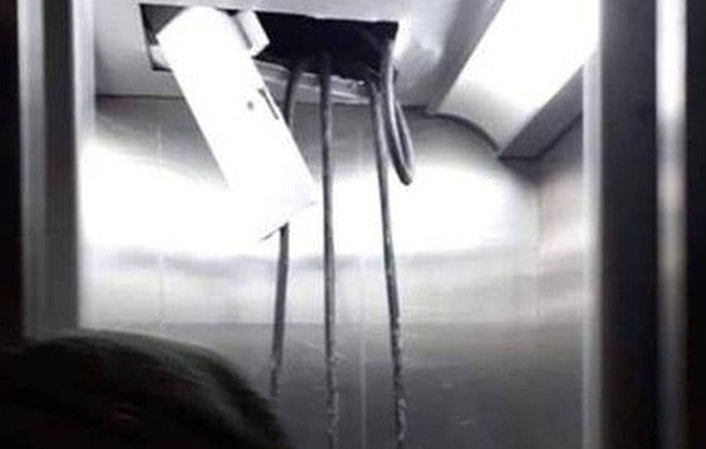 Cáp thang máy rơi từ nóc thang máy xuống