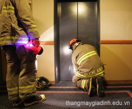 Hướng dẫn cứu hộ khi thang máy mất điện lưới