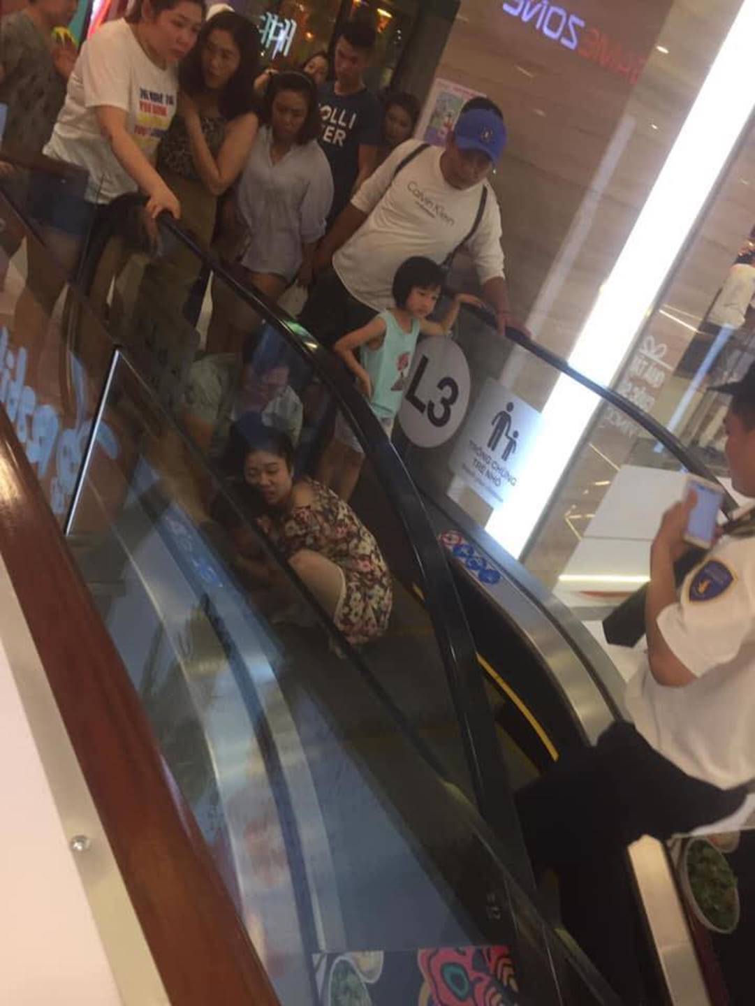 Kẹt thang máy cuốn ở trung tâm thương mại Nha Trang