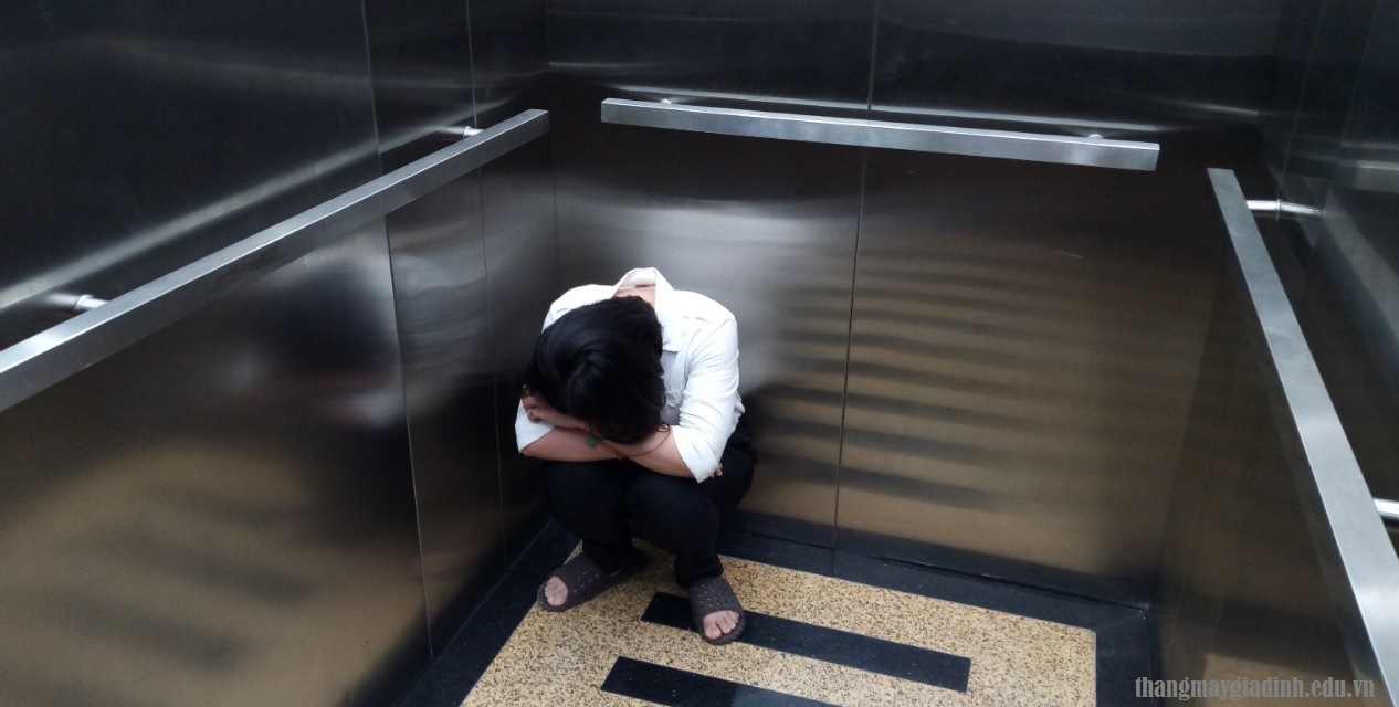 Làm gì khi bị nhốt trong thang máy