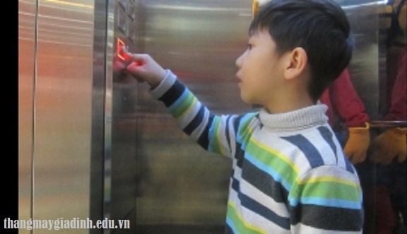 Lưu ý cần tuân thủ để trẻ em sử dụng thang máy an toàn