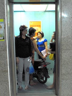 Những vấn đề bất cập của thang máy chung cư