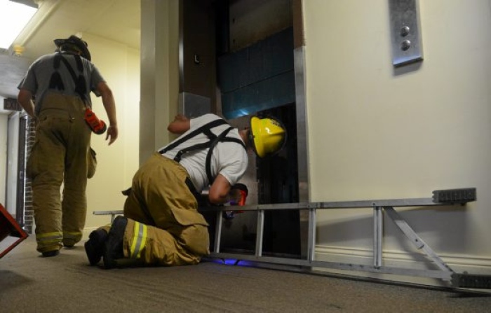 Phương pháp xử lý khi bị kẹt thang máy do mất điện
