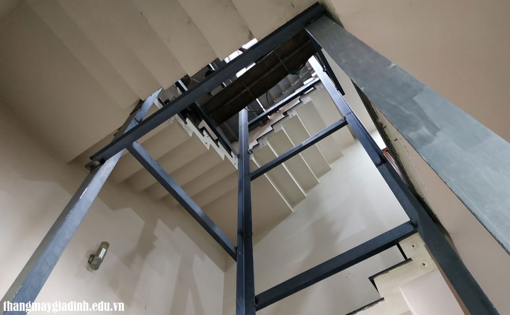 Sử dụng thép định hình dựng hố thang máy