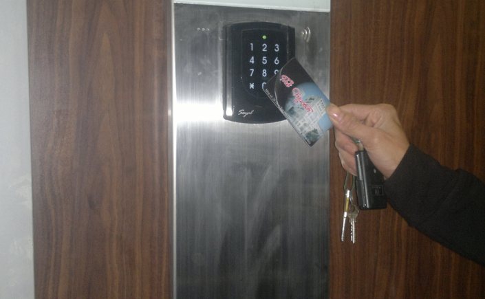 sử dụng thẻ từ trong thang máy