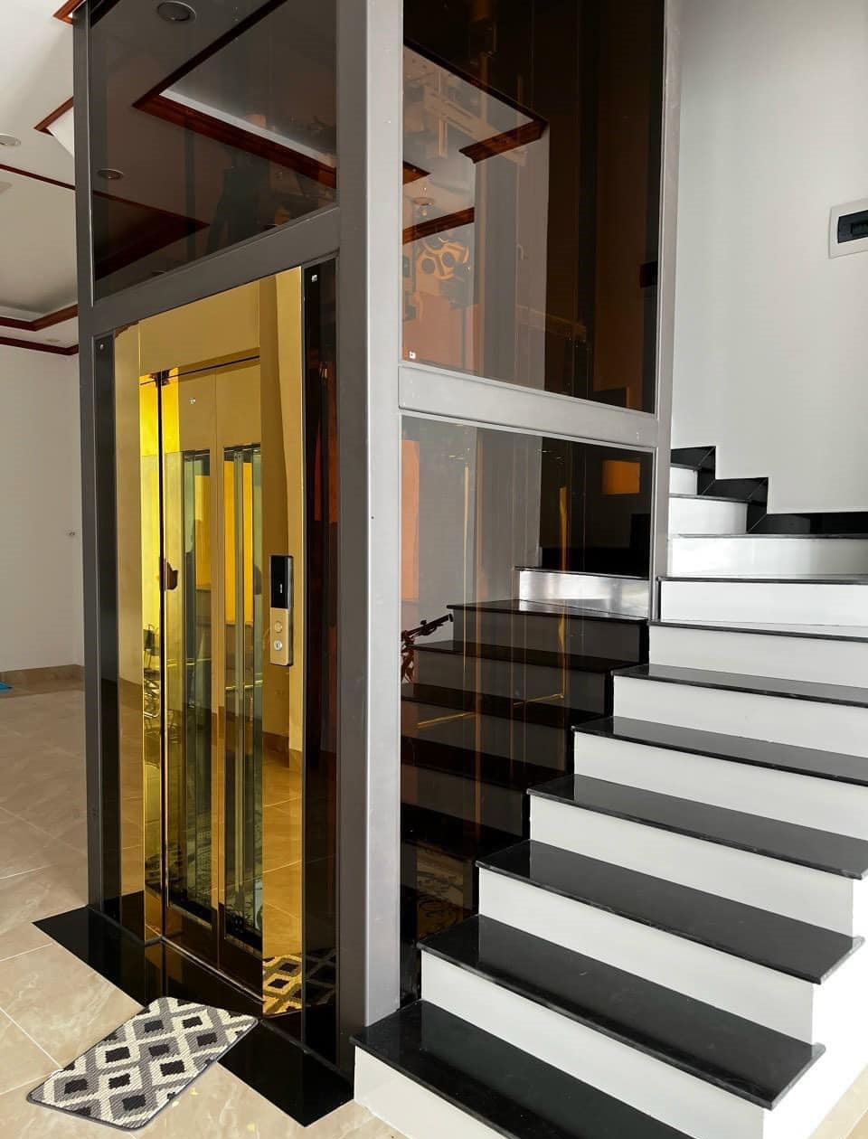 Chọn loại thang máy thích hợp cho nhà cải tạo
