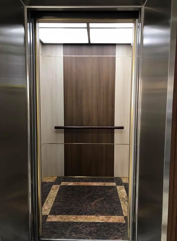 Dấu hiệu nhận biết cửa tầng thang máy khi phải thay thế