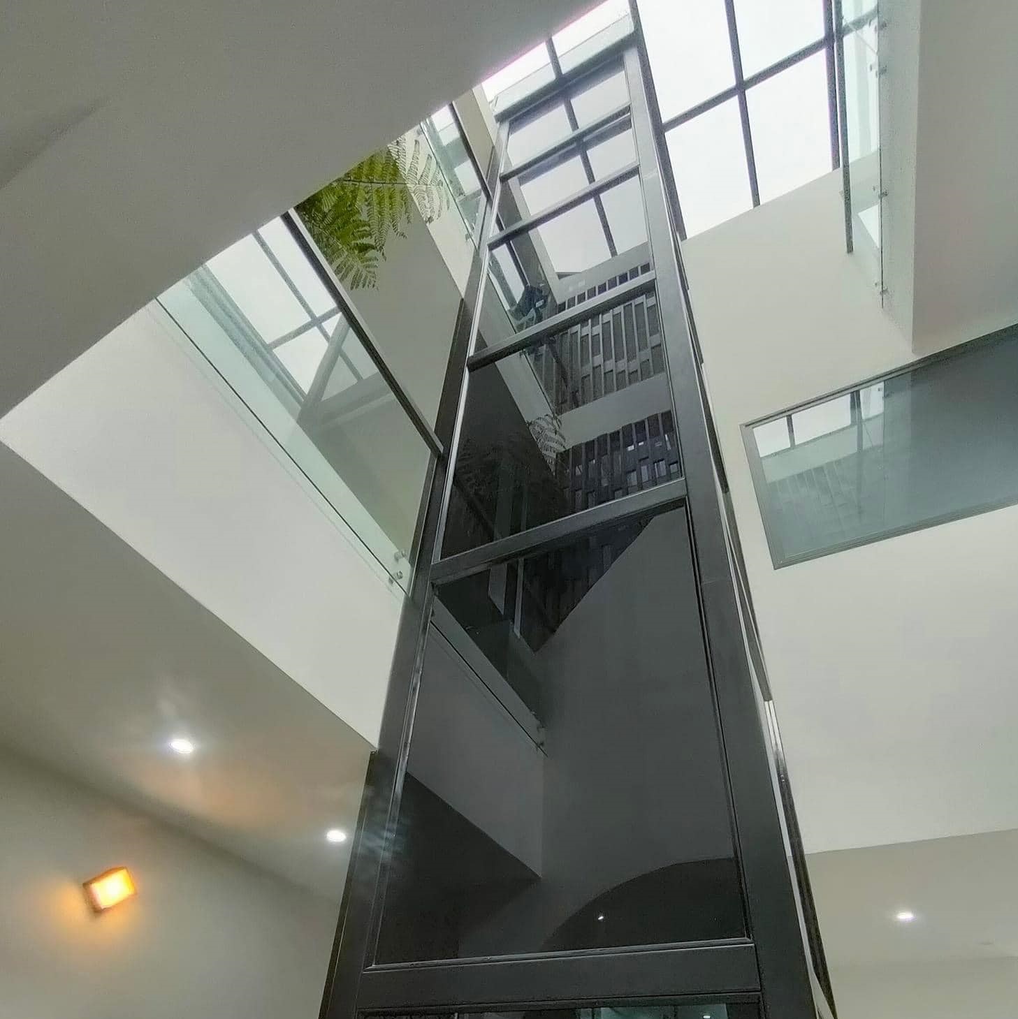 Điểm khác nhau giữa thang có phòng máy và thang không phòng máy