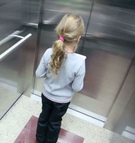 Bé 10 tuổi xử lý khi bị rơi thang máy