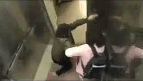 Bé gái hạ gục tên biến thái tại thang máy