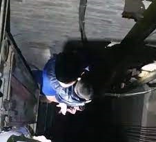 Bé trai rơi xuống hố thang máy