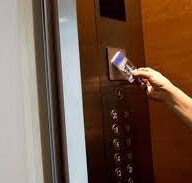 Cách sử dụng thẻ từ của thang máy