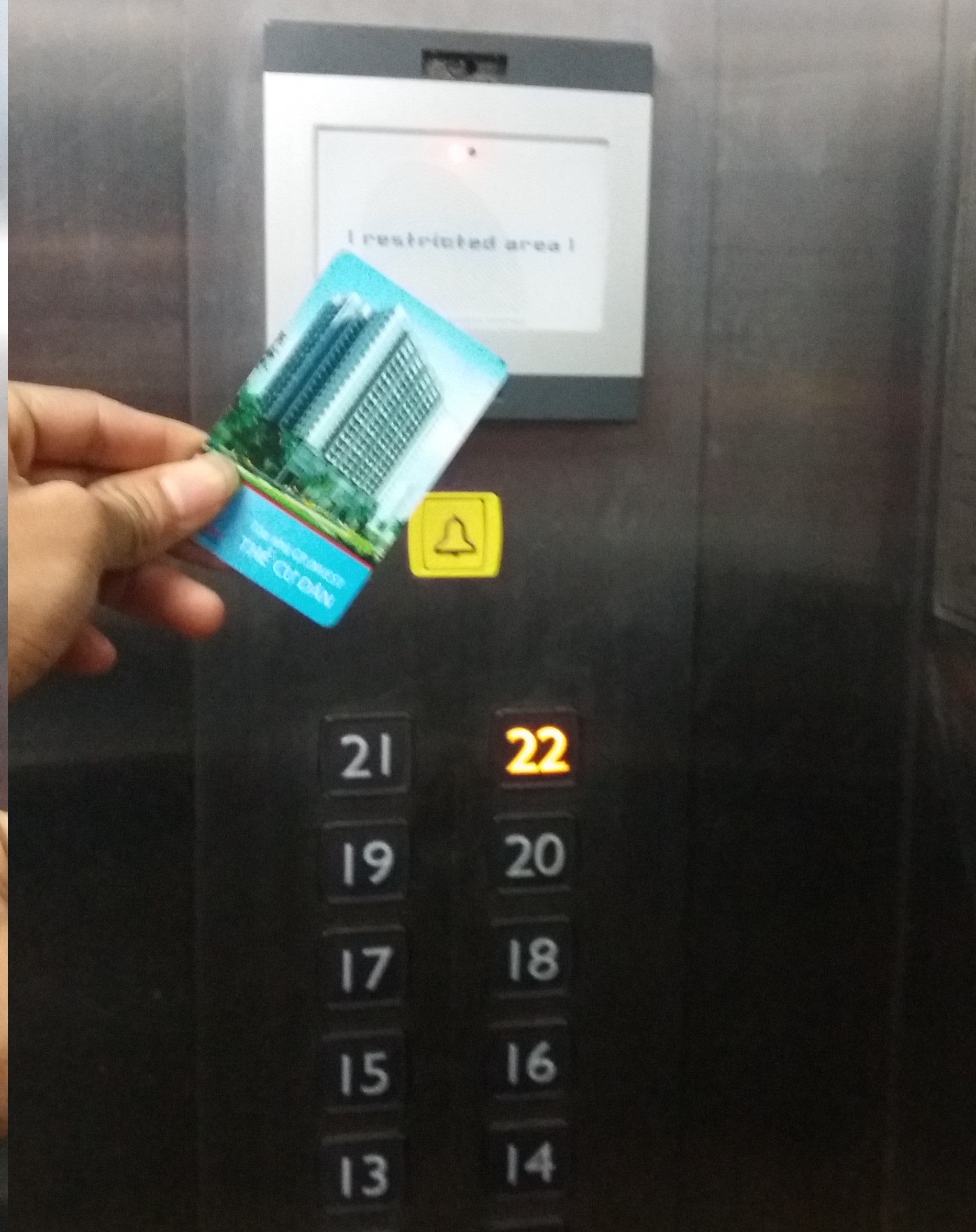 Cách sử dụng thẻ từ của thang máy