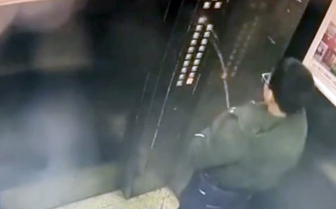 Cậu bé tiểu tiện vào thang máy làm chập cháy