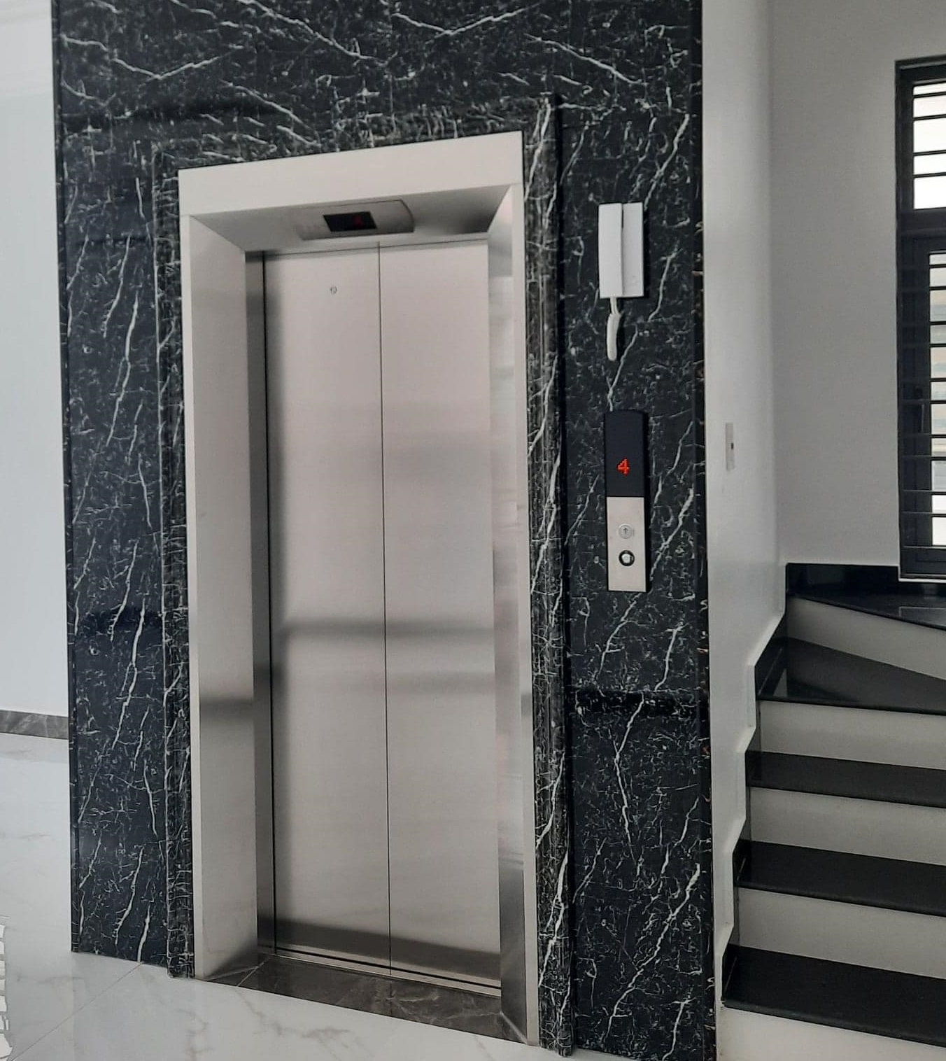 Có nên dùng thang máy liên doanh không?