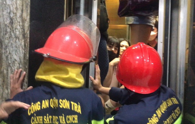 Giải cứu các nạn nhân bị kẹt trong thang máy