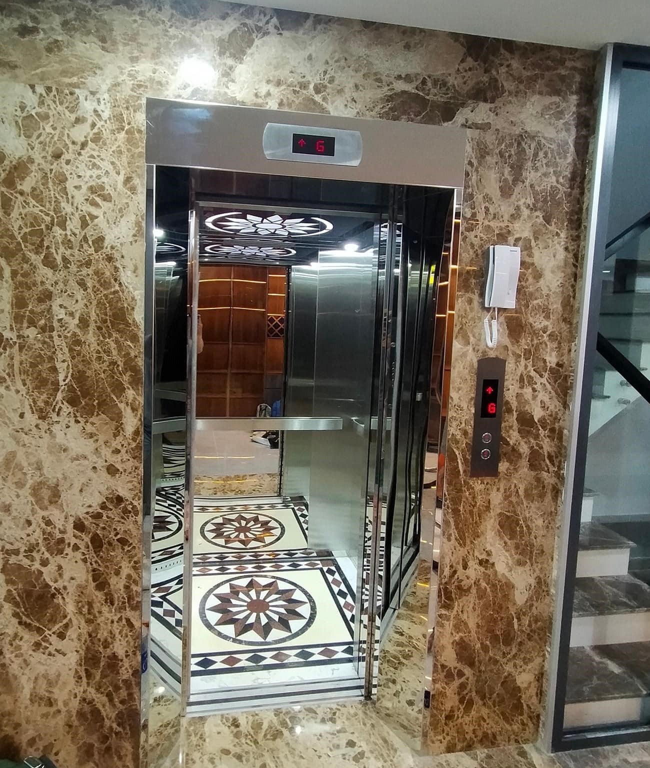Hoàn thiện cho cửa tầng thang máy