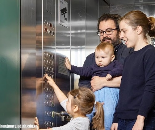 Những điều cần dạy trẻ khi đi thang máy
