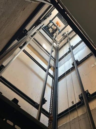 Thang máy tờ hàng và thang máy đối trọng