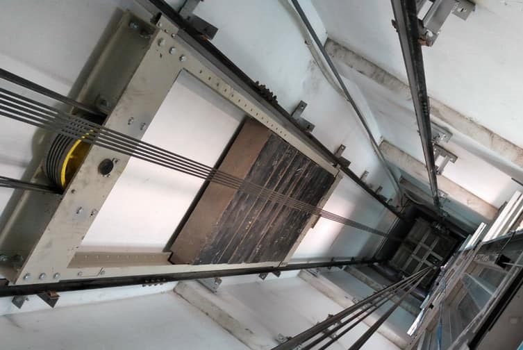 Thang máy tờ hàng và thang máy đối trọng