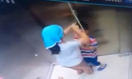 Thương tâm: Mẹ bất lực nhìn con 2 tuổi bị thang máy kẹt